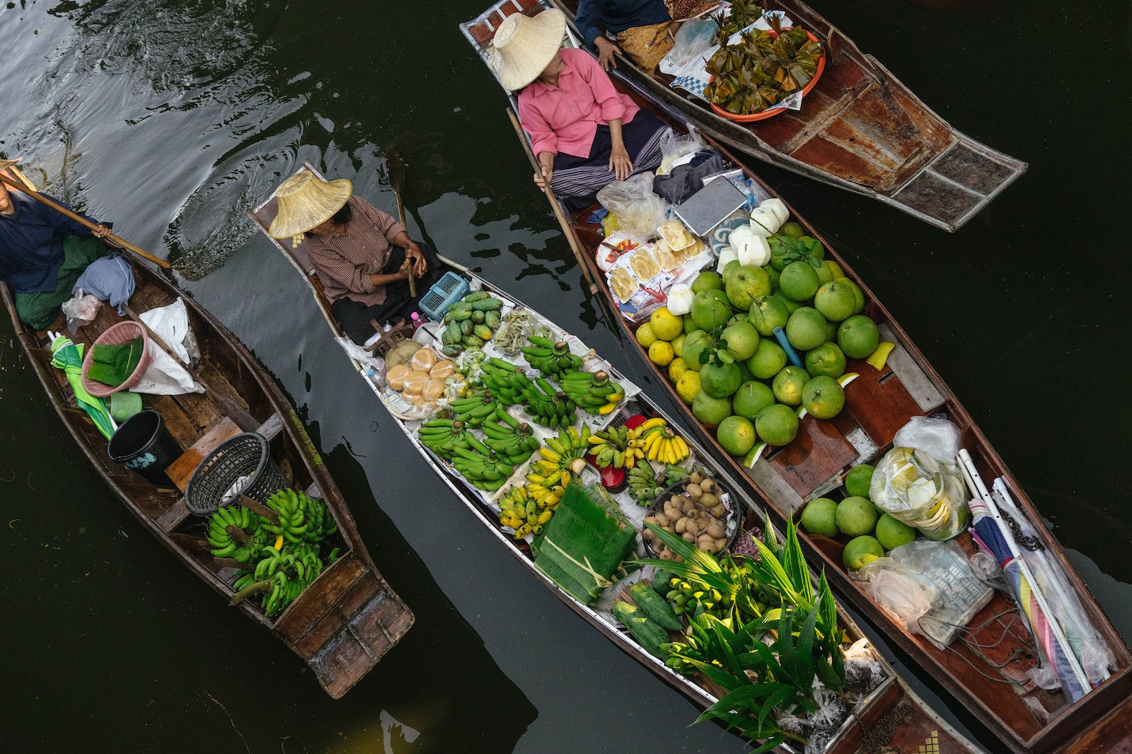 Merchants on sampans loaded with fruits